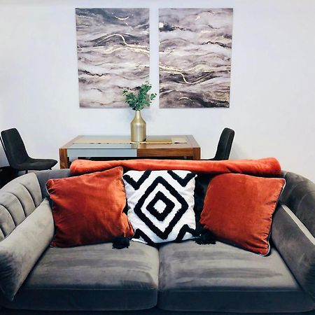 Superbly Located 2 Bedroom Luxury Apartment Bath Buitenkant foto