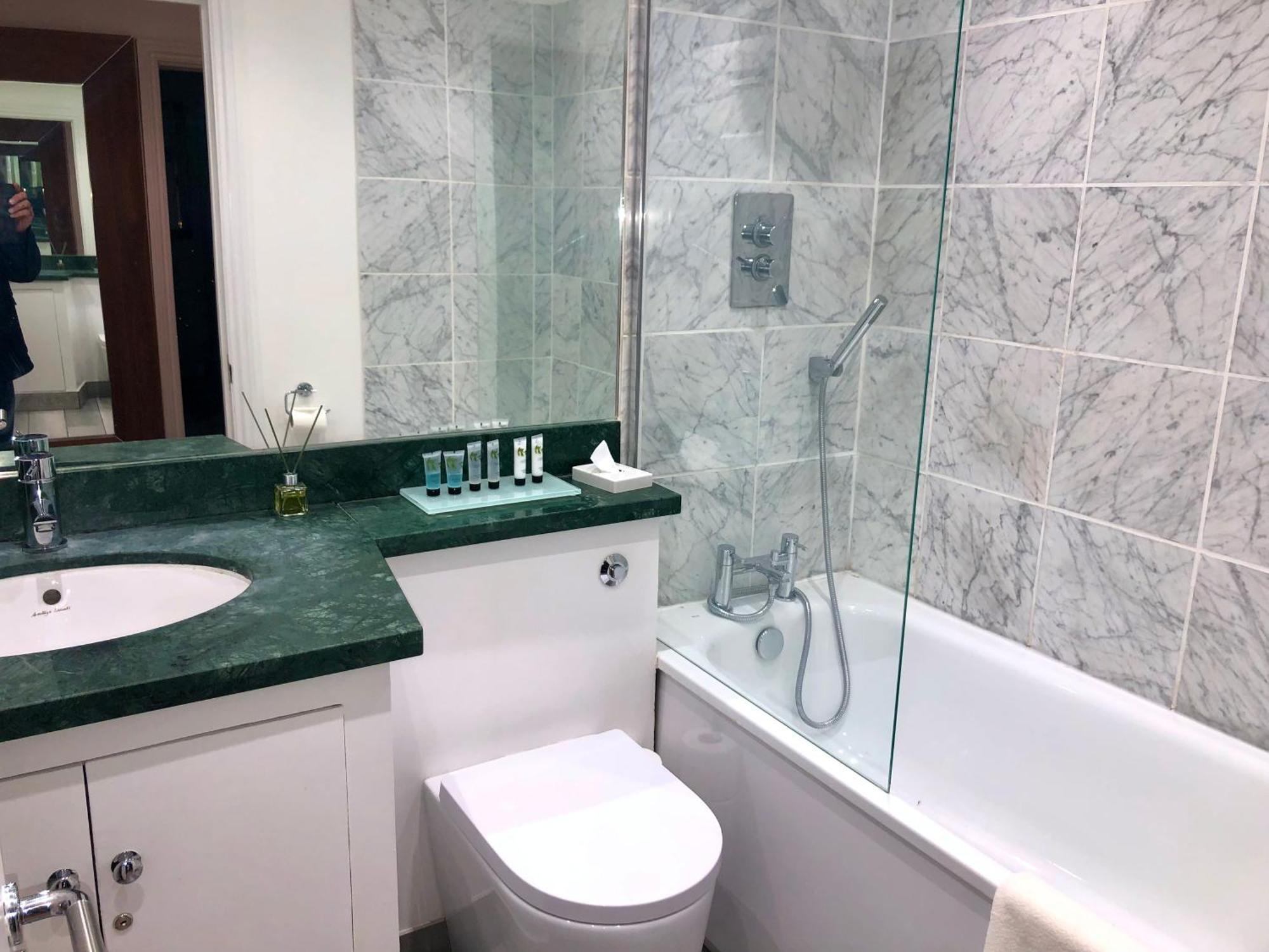 Superbly Located 2 Bedroom Luxury Apartment Bath Buitenkant foto